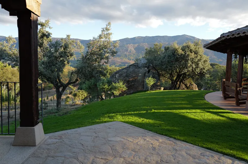 El jardín y la Sierra de Gredos desde el porche