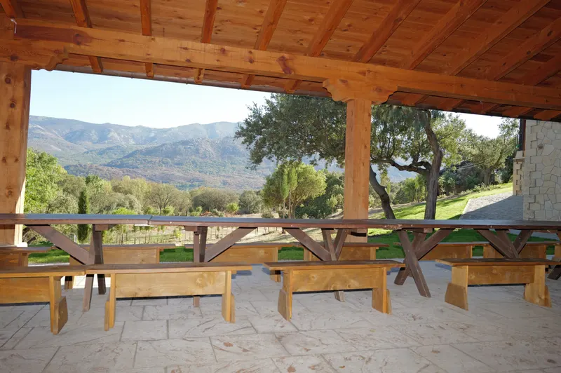 Mesas de madera en el porche, con vistas a la Sierra de Gredos